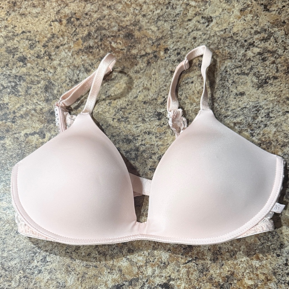 NWOT Victoria’s Secret Sexy Tee Smooth Lacie Wireless push-up bra - Picture 2 of 4